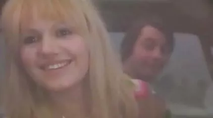 Kibaszottul spriccelős punci baszik egy sráccal, és ügyes szopást csinál.