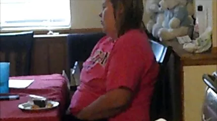 Busty fekete ribanc muter porno baszik fehér fickó és kap cumshot.