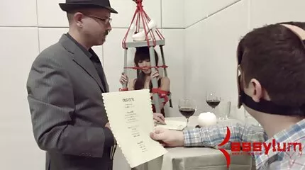 Csoportos anális szex a orális szex videók fürdőszobában két slampos nővel.