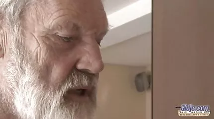 Csoportos szex, ahol a srácok is xxx ingyenes porno szopják a farkat, és a seggbe szarnak