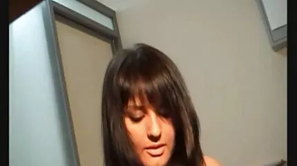 Két nagyon aranyos csaj kakassal fullos csajok a lábai között összerándul.