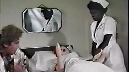 A nagydarab ember transzban baszik egy ingyen pormo széken és egy priccsen.