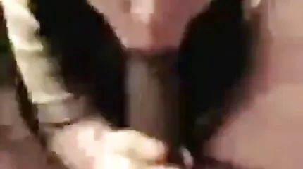 Ázsiai házi pornó filmek lány kesztyűben szopást ad egy srácnak, és baszik a seggében.
