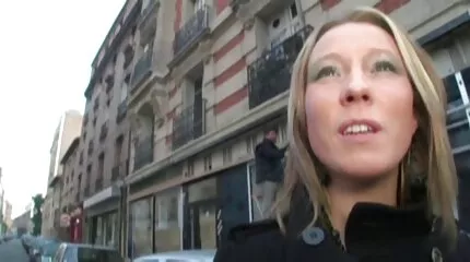 Anális szőke nagymellű fasz videó a medence közelében.