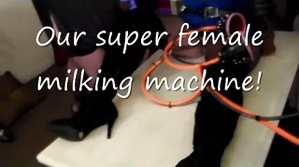 Meztelen csajok a fürdőszobában egy vízsugárral simogatják a puncit két fasz egy pinában és ott nyögnek.