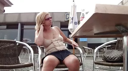 Három leszbikus csoport szenvedélye vibrátorral szeszvideo és szexi fehérneműben.