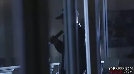 Két anya lánya xxx fiatal szamár borított cum egy nagy banda után.