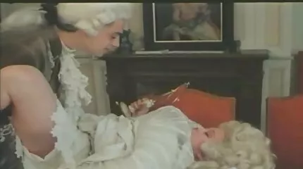 A idősszex lány megnyalja a lány punciját, majd lerántja.