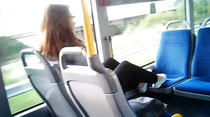 A hosszú lábú leszbikusok megmasszírozzák a nagy kefélések puncijukat, és cunilingust kezdenek.