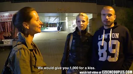 A barátok feleséget cserélnek ingyenszex videok egy orgiára.