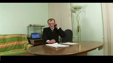Érett apa fia szex orosz nő kiálló mellbimbókkal baszik egy fiatal kurva.