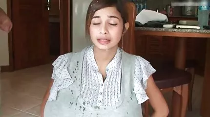 Egy gyönyörű nő nézi, amint egy férfi hatalmas csiklo lerándul a farkáról, és maga is izgalomba jön.
