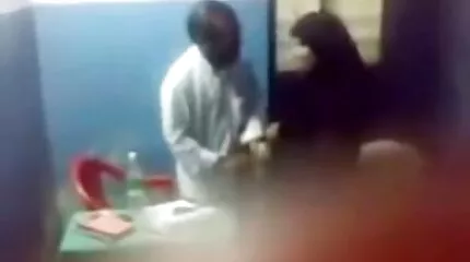 A barna áporodott szecvideo seggét elárasztja a diák spermája.