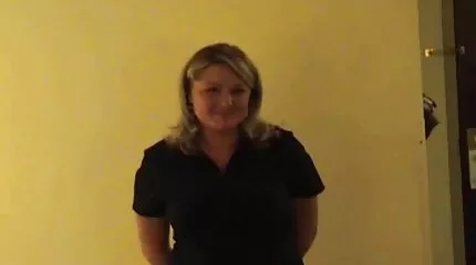 Szőke kerek mellekkel retro szex videók szeret fekete harisnyában dugni.