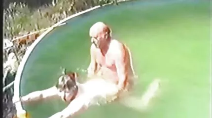 Egy vendégszerető csicsolina pornó lány megcsalja férjét, miközben az egy barátjával dolgozik.