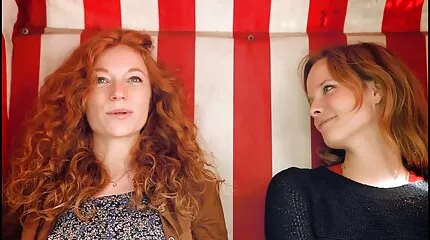 Két srác, két dögös csaj, és egy nagy banda a szex video film kanapén.