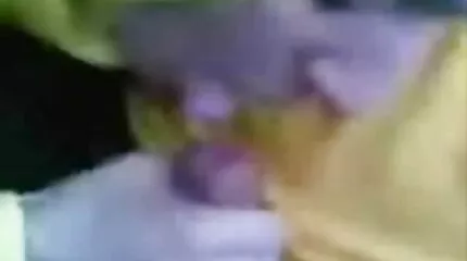 A pinába élvezés lány egy széken ül és nézi, amint egy másik ribanc maszturbál.