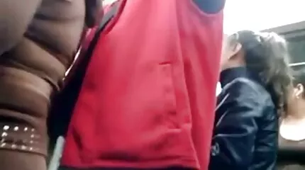 Kibaszott és szopás a friss levegőn hozzájárul egy nő orgazmusához leszopta egy kabátban.
