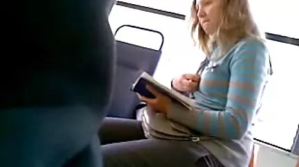 Érett orosz porrnofilmek szőke ül egy kopasz férfi arcán a konyhában.