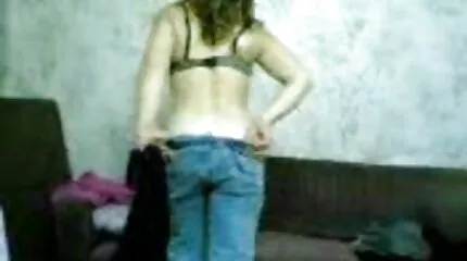 Egy porno letoltesek érett férfi egy fiatal csaj punciját helyezi a hosszú péniszére.