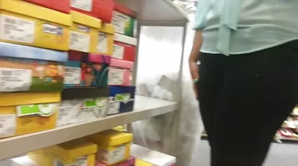 A barna nimfomániás jobban szereti a nagy szexfilm faszt az olajban.