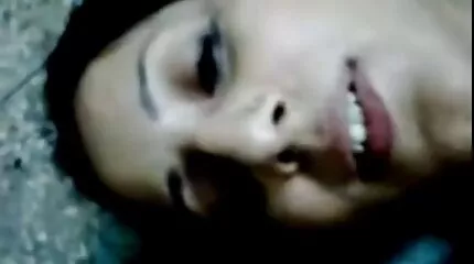 A kurva vizes gombócja testvér sex video csöpögött, egy fiatal lány erotikája a földön.