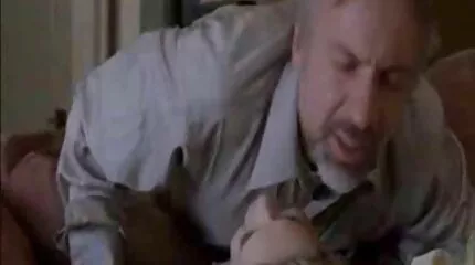 Egy szőrös srác megnyalja egy ingyenes leszbi filmek érett orosz barna punciját, és megbasz egy nőt.