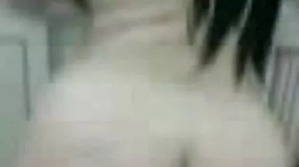 A mellkas szépség átérzi a szex xex videok örömeit.