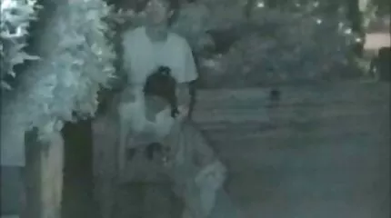 Két csaladi szexvideo fiatal gyakornok a recepción szívja és maszturbálja a srác farkát.