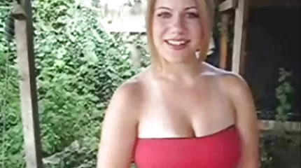 A lány először ujjakat kap a férfitól, majd egy tagot a végbélnyílásba. szörös puncik