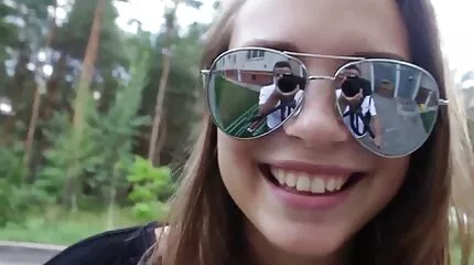 Egy gyönyörű barna szex pénzért video szeret szexgéppel a kamera előtt cumizni.