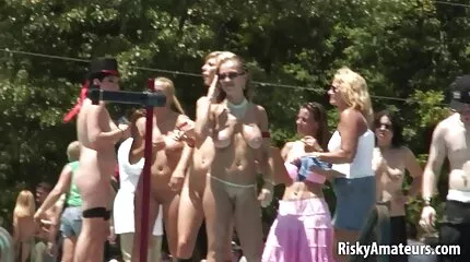 Egy gyönyörű barna vetkőzős videók baszik egy súlyú sráccal, és az arcába kerül.