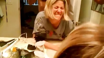 Busty woman cums egy ingyen családi sex vibráló szexgépből.