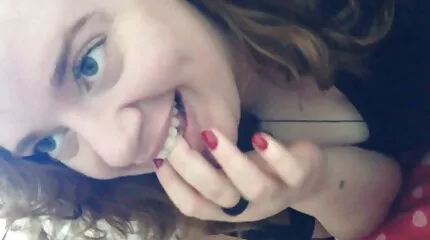 A szőke a videa felnőtt kategória szeretője arcára ült, és szex után szopta a kakast.