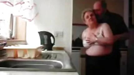 Zuhany szőke mutatja nagy természetes dögös pinák mellek.