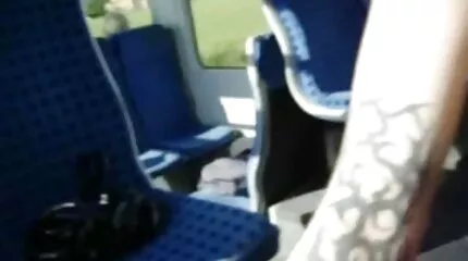 A barna golyókat porno film teljes rak a végbélnyílásba, majd ökölbe vágja a seggét.
