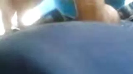 Egy barna simogatja a pináját és a végbélnyílását dolly buster filmek egy fekete vibrátorral.