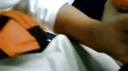 A fülkében lévő lány a lyukon keresztül a szájába kinyalja vesz egy fekete farkat.