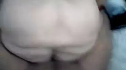 Kövér nő perverz milf hatalmas mellekkel mutatja meztelen testét.