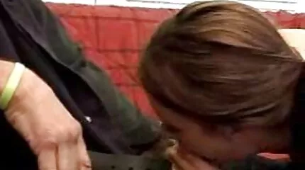 Cserzett szobalány nagy mellekkel baszik a tulajdonost a medence mellett. jo baszasok