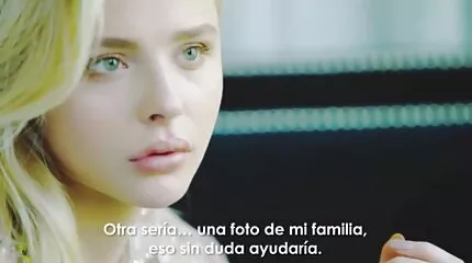 A szőke megnyalja pénzért kefél a puncit, a nő pedig vibrátorral rántja le a puncit ilyenkor.