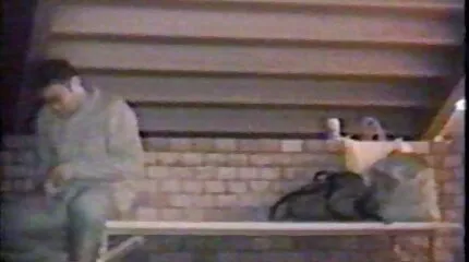 A fehérnemű barna kutyusan áll, és mélyen szev videok szívódik.