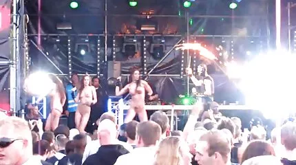 A barna a castingon pisilős csajok beadta a négert a puncijába.