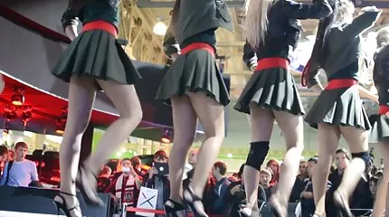 Mély szexvideók érett nők BDSM anális meztelen Kitana Lure-val egy sötét szobában