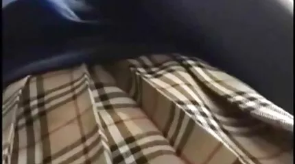 Két dominó perverz milf elkezdte dugni egy férfi fenekét.