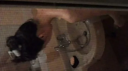 Lány szőrös punci és hónalj maszturbál puncit egy szexvideo teljes film széken.