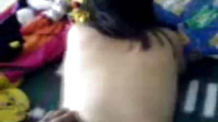 A lány megnyalja a punciját és a fenekét, majd egy nagy legjobb porno videok kakast löknek oda.