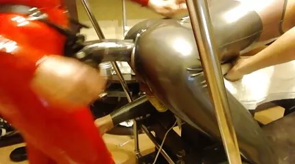 Megcsalt egy srácot egy fekete férfival, akinek nagyobb a farka, és jobban érett sex video baszik.