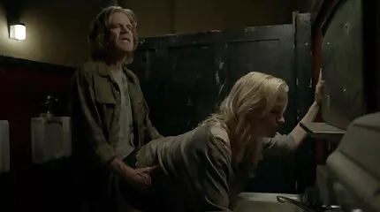 Alinát meztelenre vetkőztették, és kénytelen volt szopni nagyi dugása egy srác farkát a castingon.