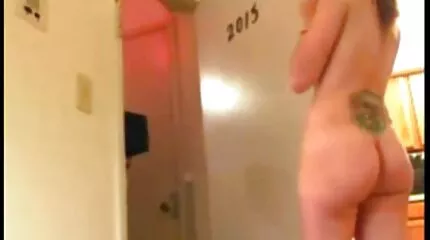 BDSM ingxenporno egy barnával, akit egy cowboy minden lehetséges módon kibaszott a tanyáján.